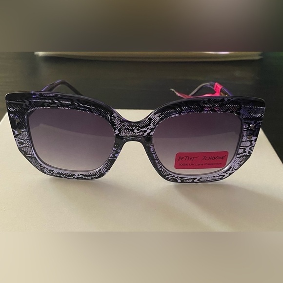 NWT-BETSEY JOHNSON-SNAKESKIN PRINT SUNGLASSES - Picture 1 of 9